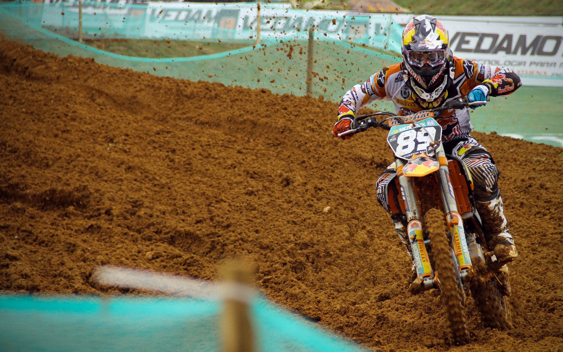 冰球联赛激战正酣，豪门对决引爆赛季高潮，新秀崛起改写格局